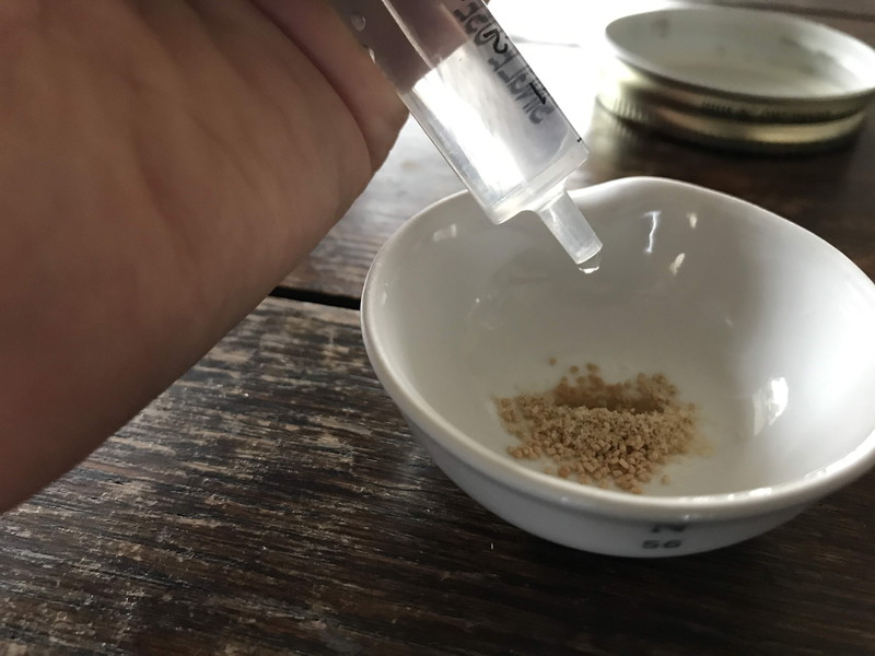 水を入れてまぜる