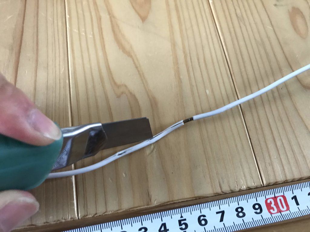 ハンガーの被覆を剥がす