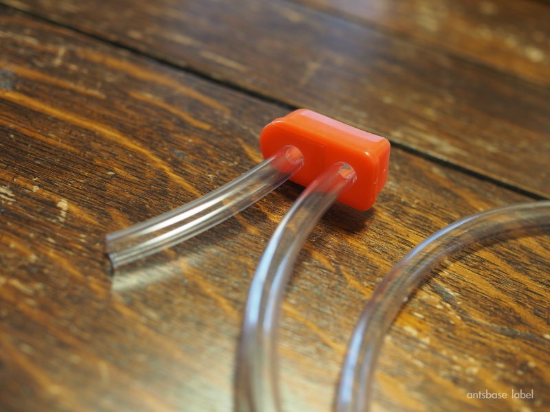 チューブを通した蓋