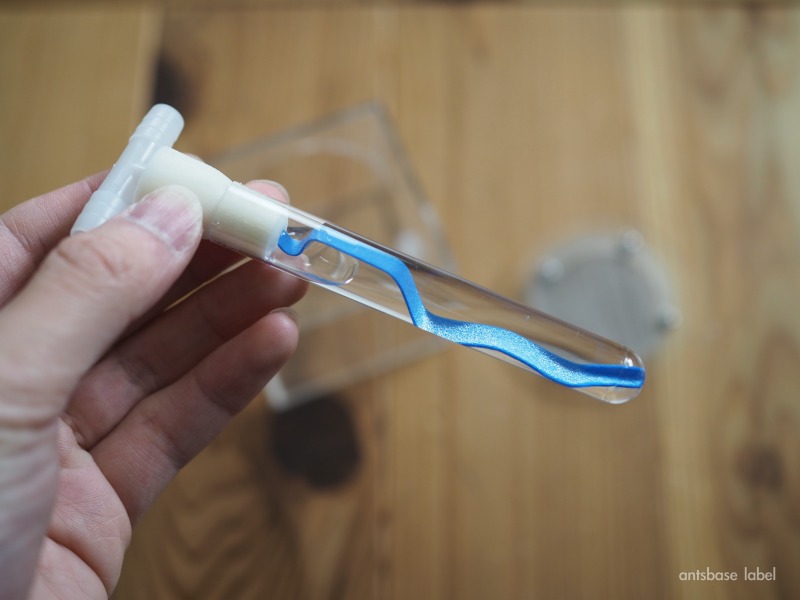 給水塔に水を入れる