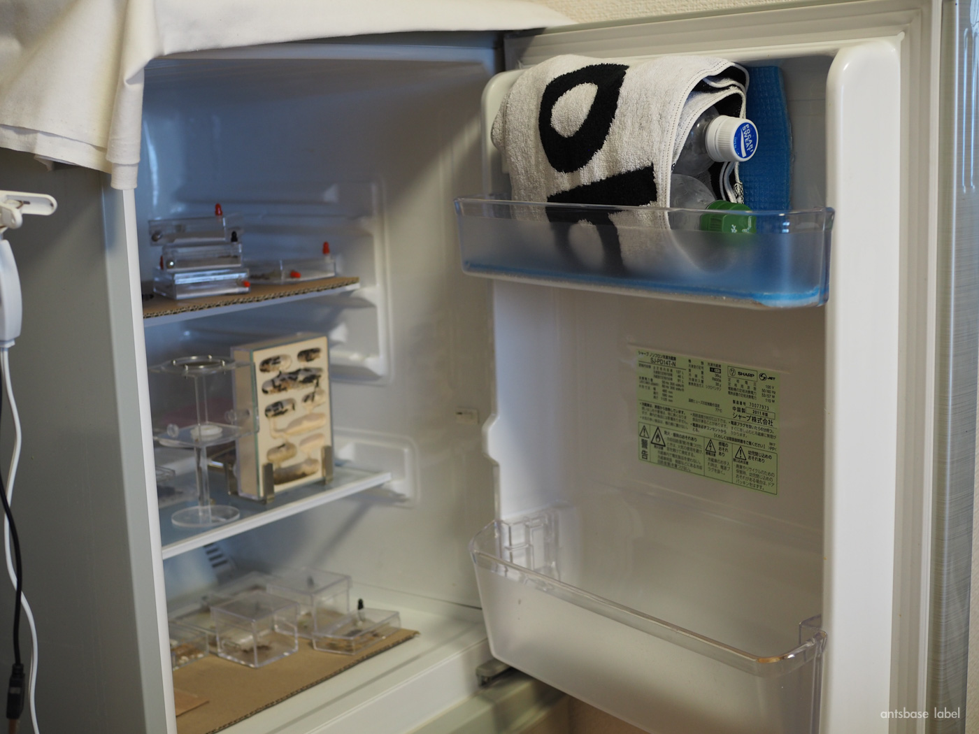 扉にペットボトルを置く